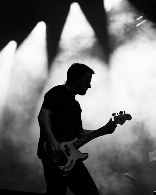 dusseldorf_bassist_silhouette_lights.jpeg