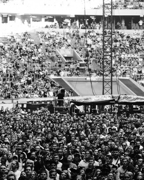 dusseldorf_stadium_crowd.jpeg